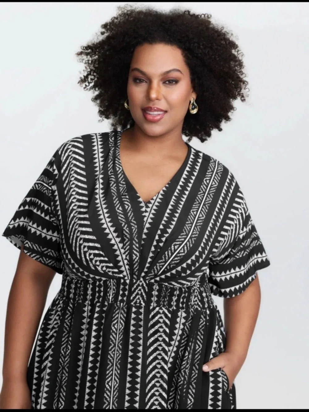 BloomChic Black and White Geometric V-Neck Dress - Picture 2 of 7